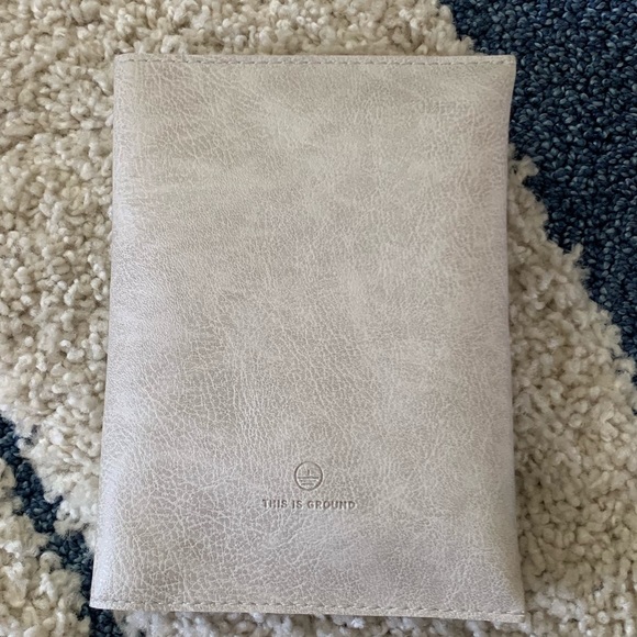 American Airlines passport holder with accessories - Picture 2 of 8